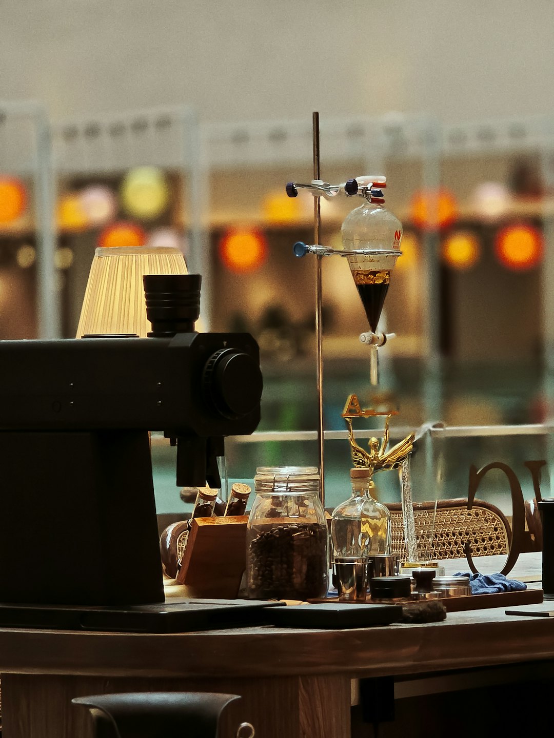 Kaffe som brygges i en glass trakt på en tre stasjon.